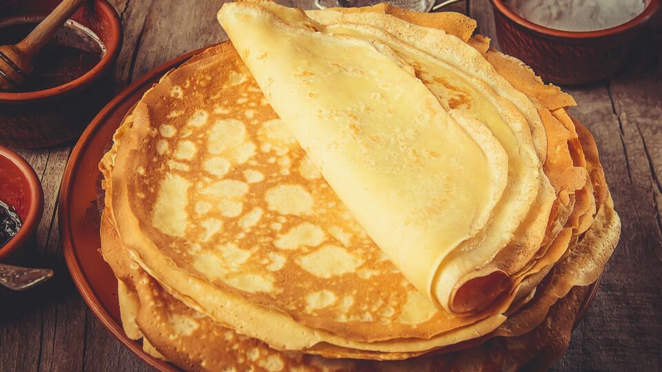 Чтобы тесто получилось нужной консистенции, всегда добавляйте жидкость частями, постоянно перемешивая