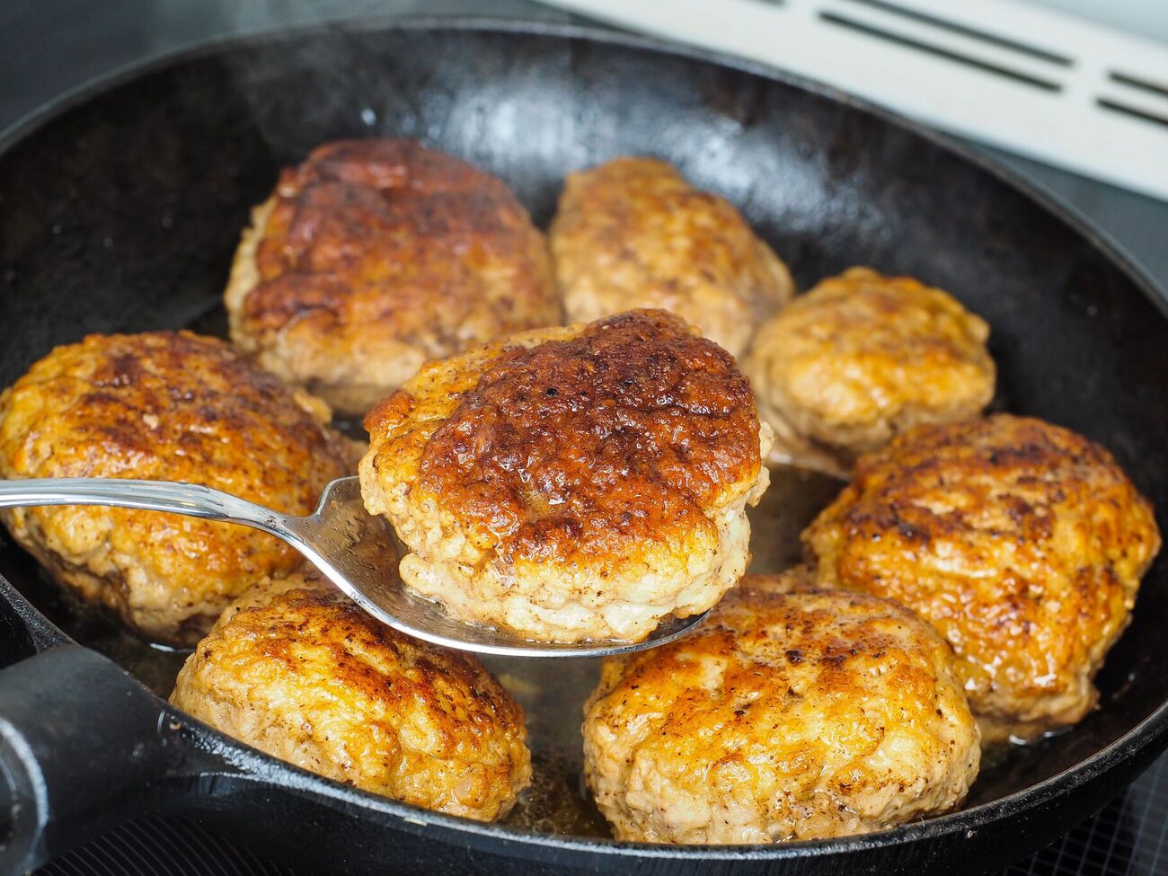 Хліб замочіть у 200 мл томатного соку