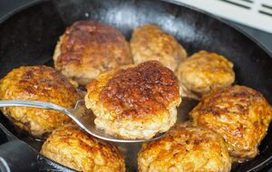 Хлеб замочите в 200 мл томатного сока