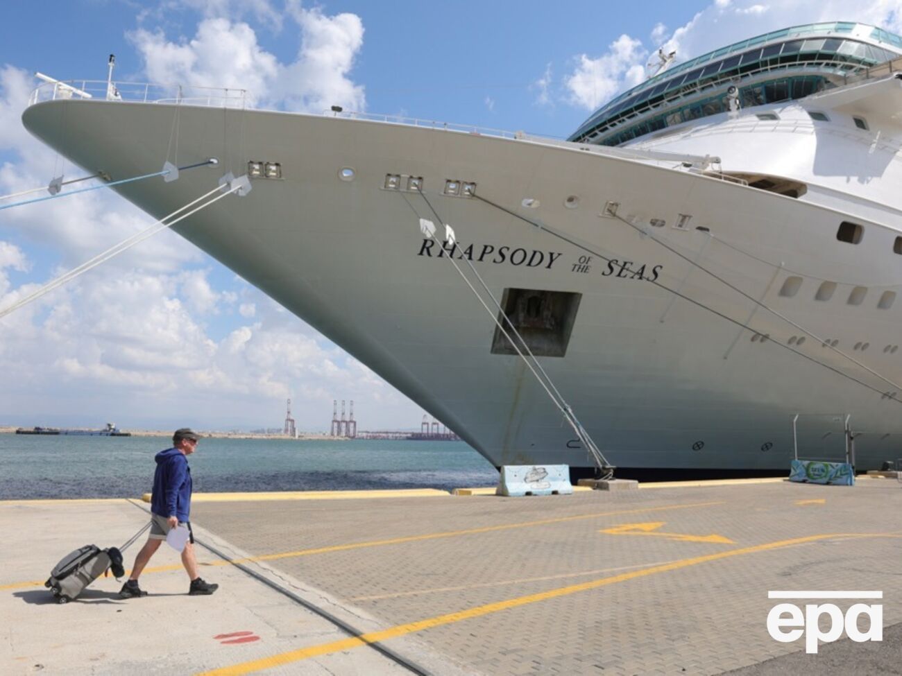 Пассажир спрыгнул в море с круизного лайнера