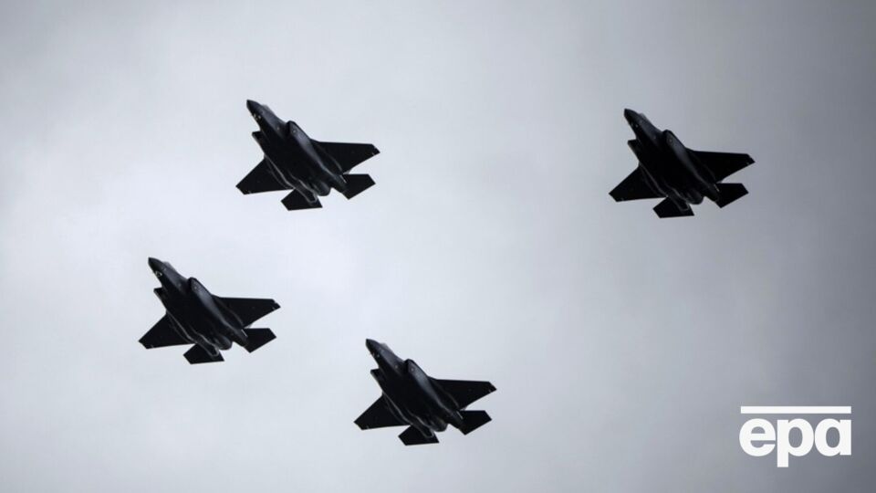 Истребители совершили посадку на бывшей военной базе Рузвельт-Роудс в Сейбе