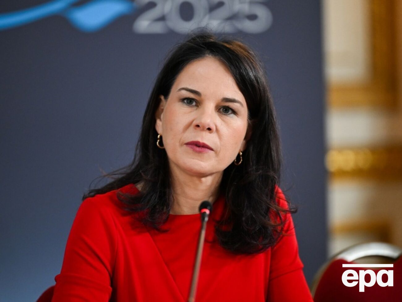 Бербок зазначила, що передусім "треба провести мирні переговори" між Україною і РФ