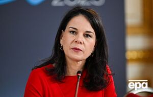 Бербок отметила, что прежде всего "необходимо провести мирные переговоры" между Украиной и РФ