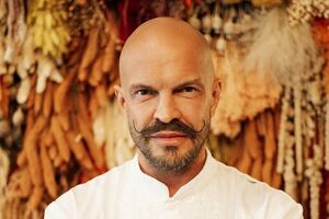 Ярославський розповів, що знадобиться щонайменше два місяці, щоб повернути колишню форму вусів