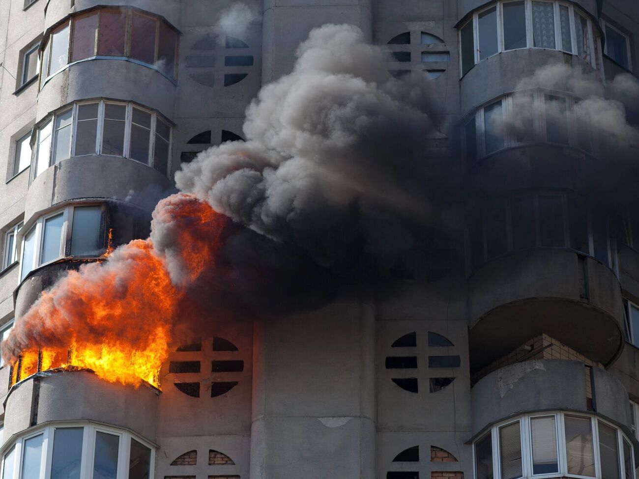 Коли почалася пожежа, категорично не можна відчиняти вікна і двері навстіж