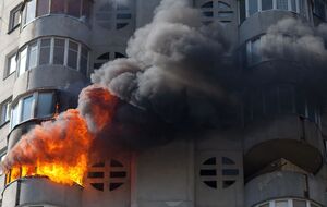 Когда начался пожар, категорически нельзя открывать окна и двери настежь