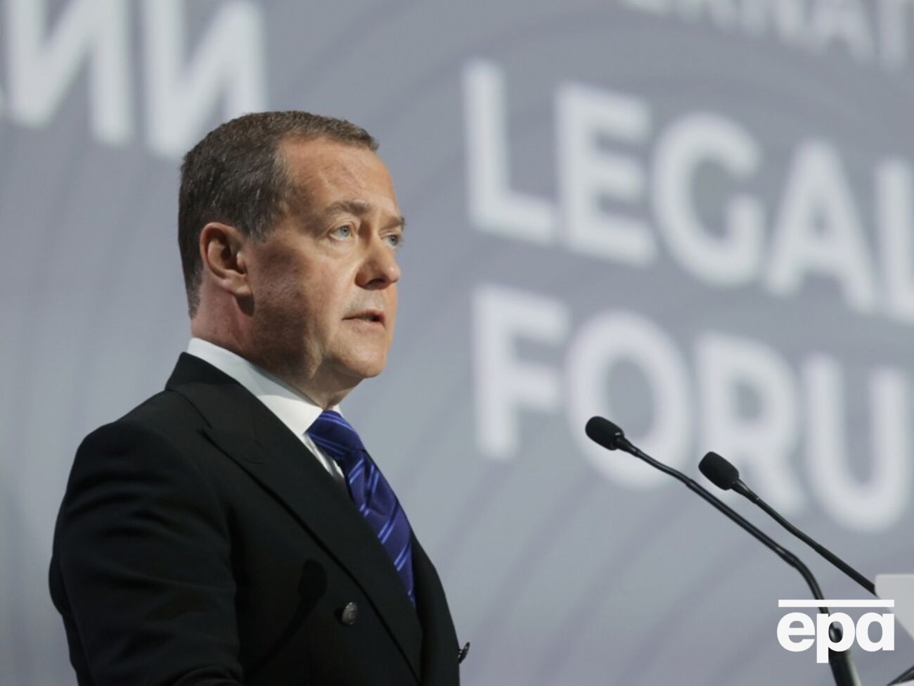 Медведєв знову пише пости з погрозами