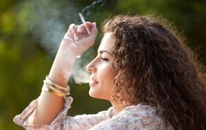 Бросая курить, уберите все, что напоминает о курении, из своего окружения