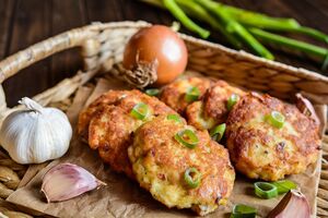 Котлеты обжаривают до румяной корочки