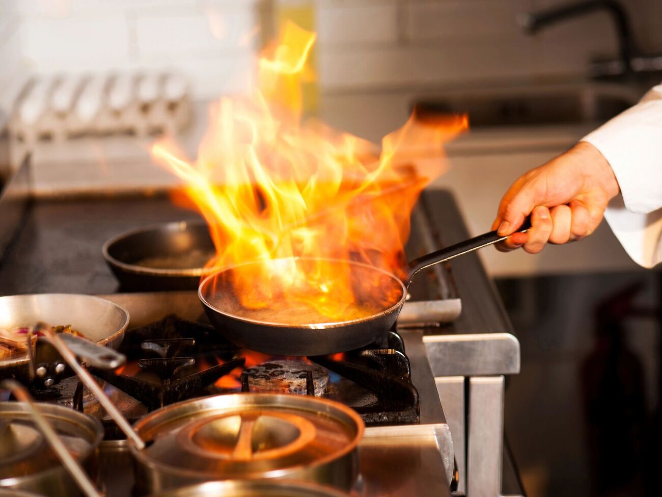 Когда горящее масло пытаются потушить водой, происходит мгновенное образование пара, и горячая жидкость распространяется на большой площади