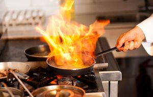 Когда горящее масло пытаются потушить водой, происходит мгновенное образование пара, и горячая жидкость распространяется на большой площади