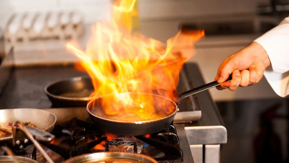 Коли олію, яка горить, намагаються загасити водою, відбувається миттєве утворення пари, і гаряча рідина поширюється на великій площі