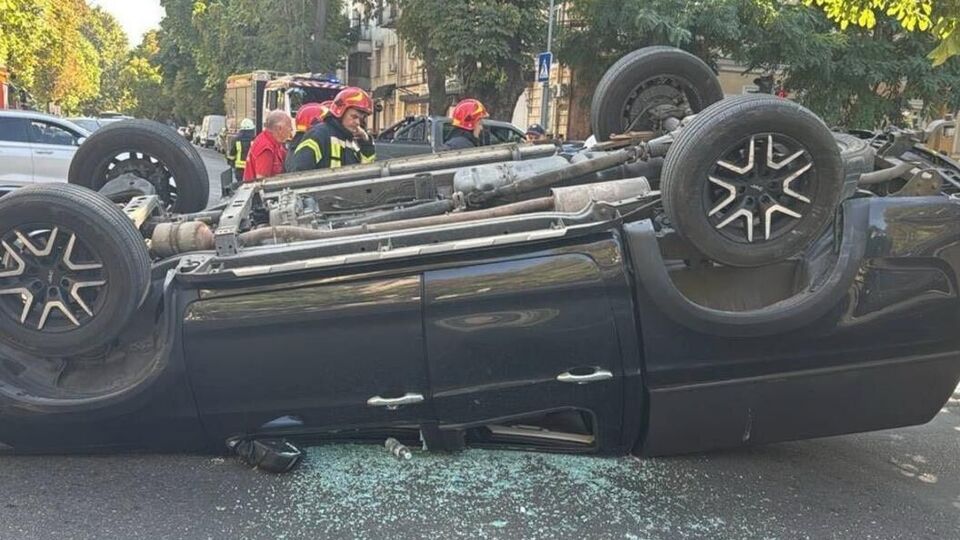 Авария произошла днем 13 сентября на перекрестке улиц Еврейской и Караванского