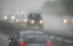 Коли на дорозі туман, важливо не перевищувати швидкості