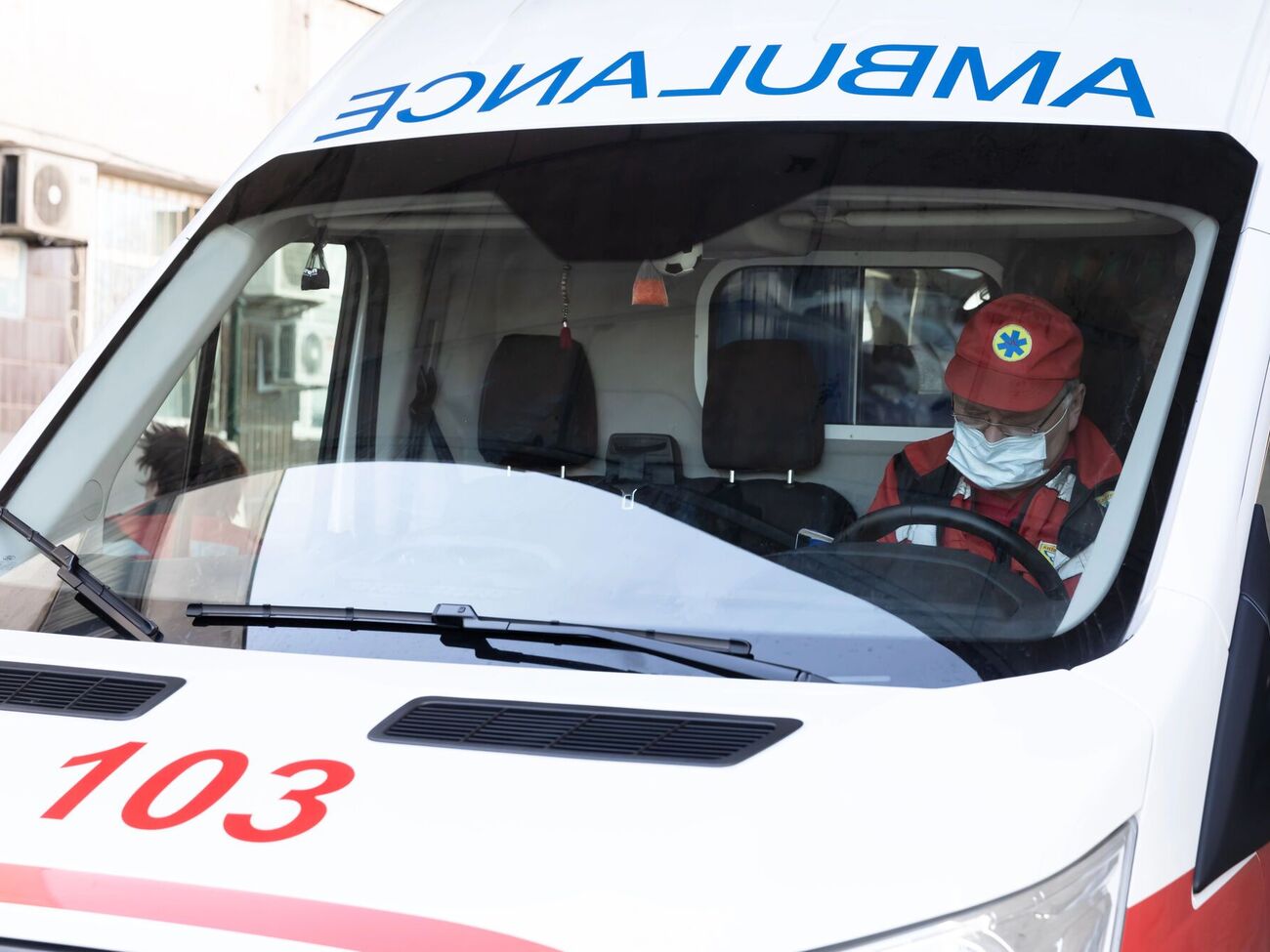 В результате взрыва погибла 57-летняя местная жительница, 40-летнего мужчину госпитализировали