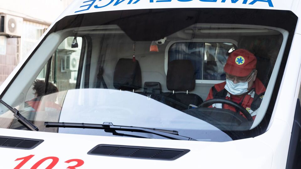 Унаслідок вибуху загинула 57-річна місцева жителька, 40-річного чоловіка госпіталізували