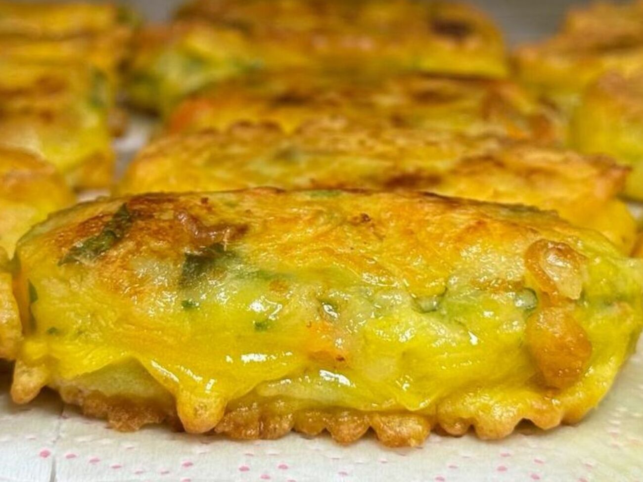 Злегка обсмажте картопляні зрази на сковороді з двох боків