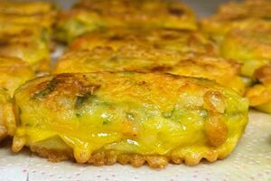 Слегка обжарьте картофельные зразы на сковороде с двух сторон