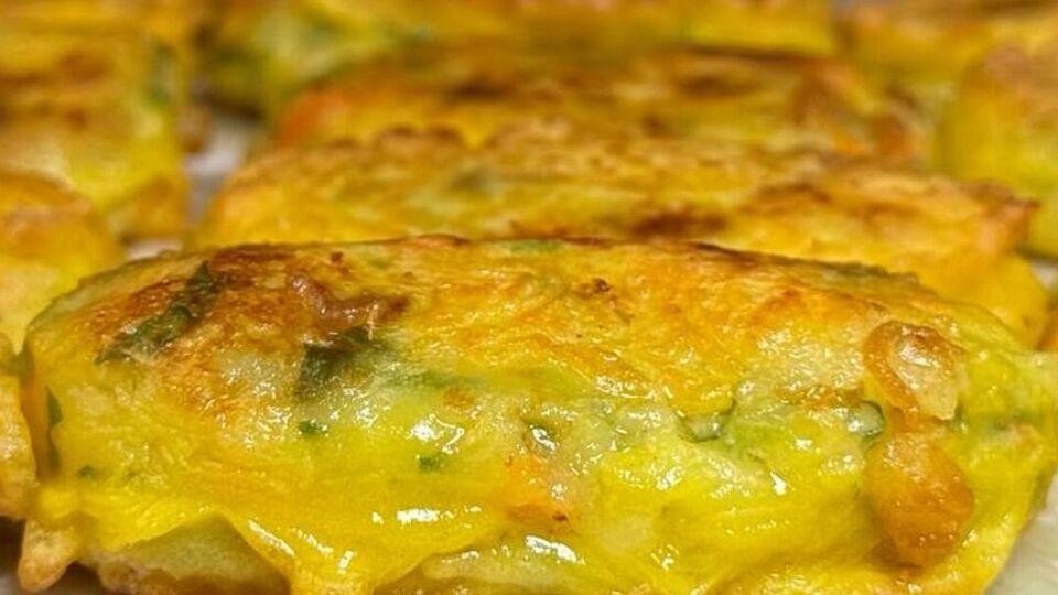 Злегка обсмажте картопляні зрази на сковороді з двох боків