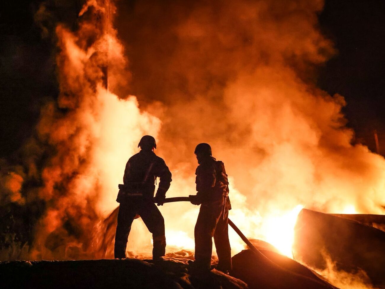 РФ атаковала частную нефтебазу в Нежине, возник большой пожар, рассказал мэр