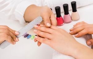 Протягом доби після манікюру готувати рибу чи м'ясо потрібно в рукавичках