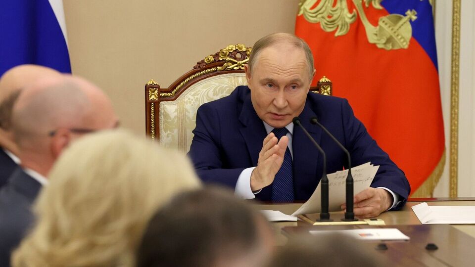 Путин хочет, чтобы экономика РФ росла быстрее мировой