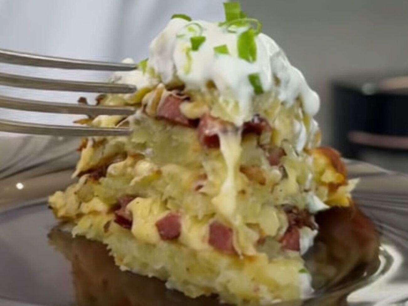 Подавайте пиріг зі сметанним соусом