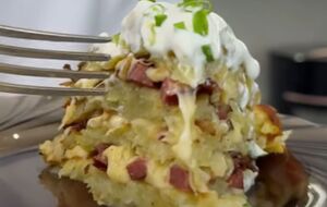 Подавайте пиріг зі сметанним соусом