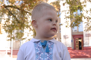 Зі слуховими апаратами фахівці прогнозують для Богдана покращення мовлення