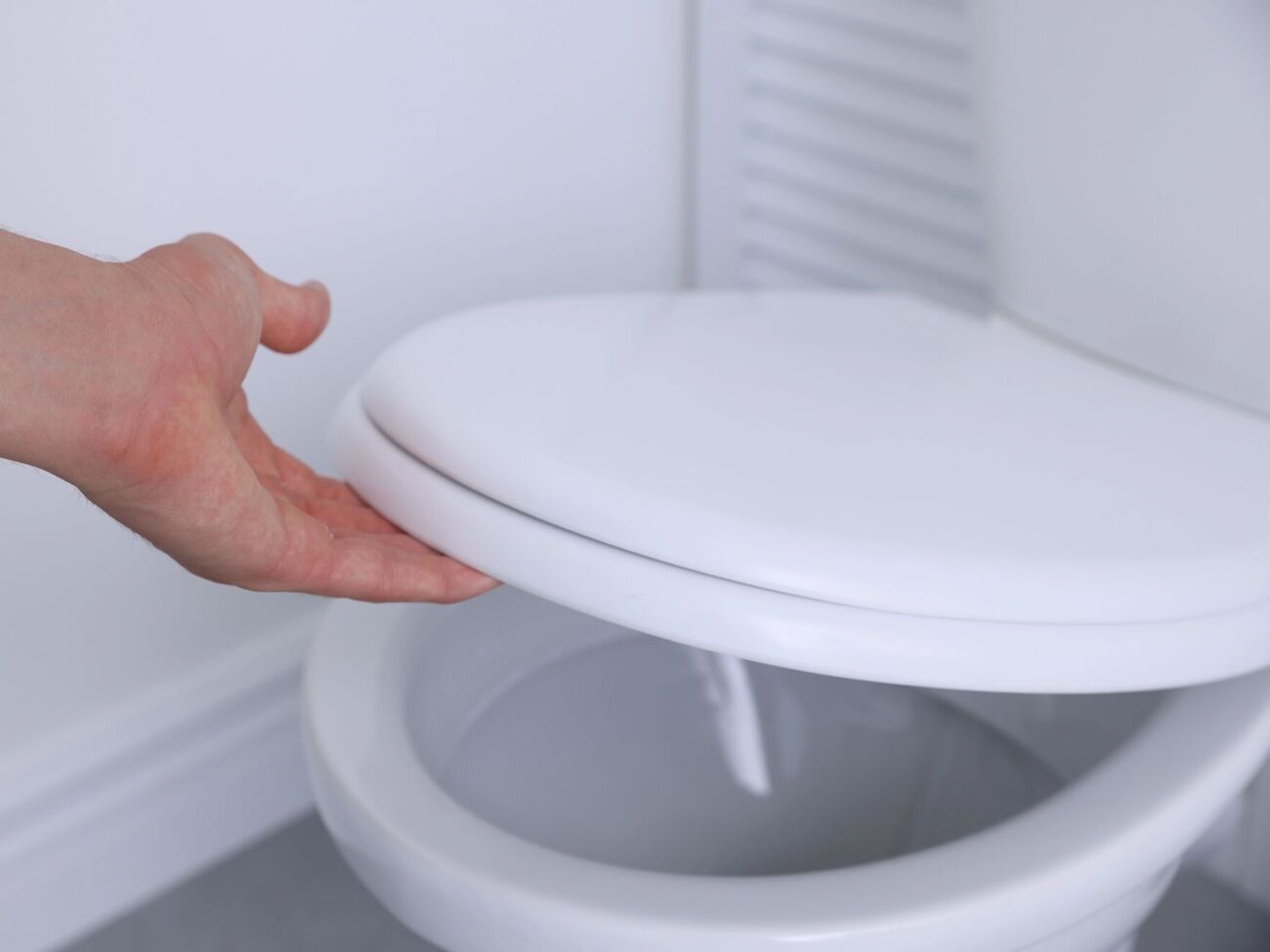 Чтобы почистить унитаз, понадобится уксус