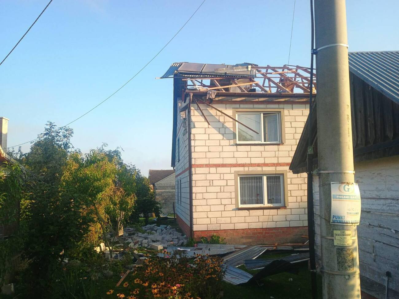 Поврежденный обломком дом в Польше