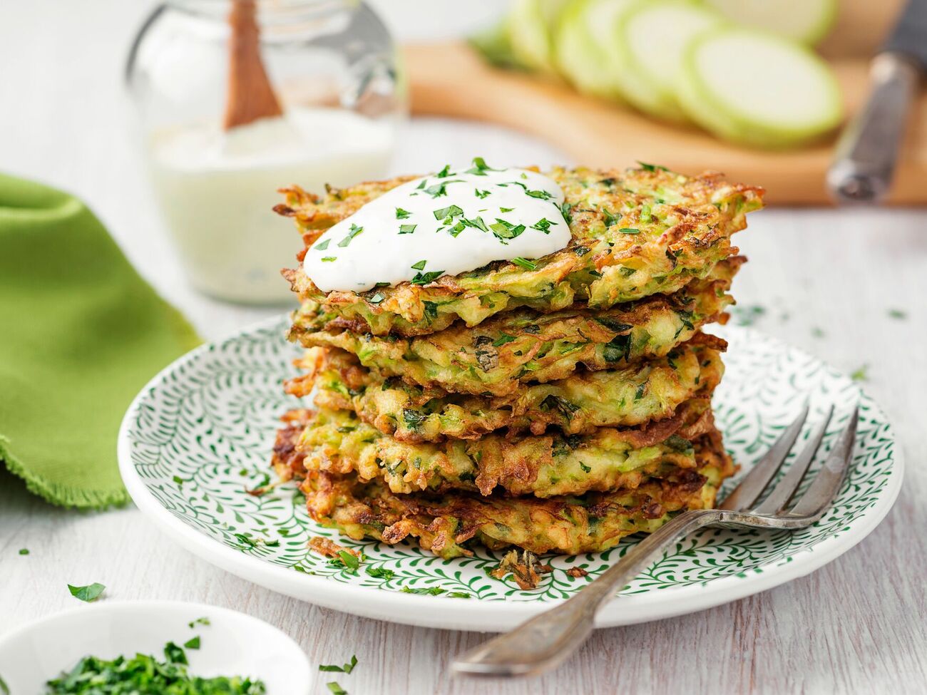 Нежные кабачковые оладьи особенно вкусны с соусом