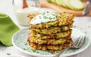 Нежные кабачковые оладьи особенно вкусны с соусом