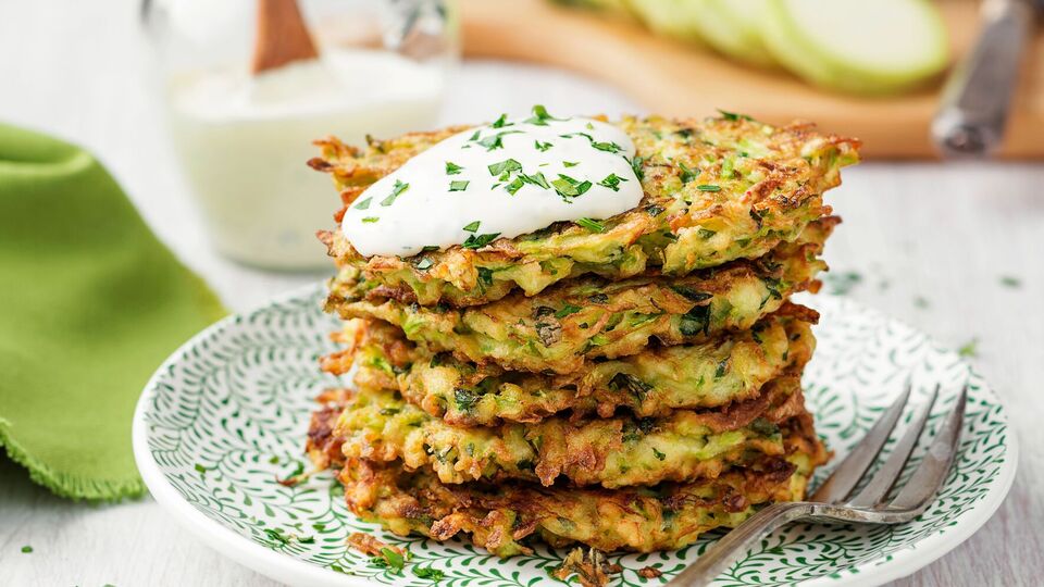 Нежные кабачковые оладьи особенно вкусны с соусом
