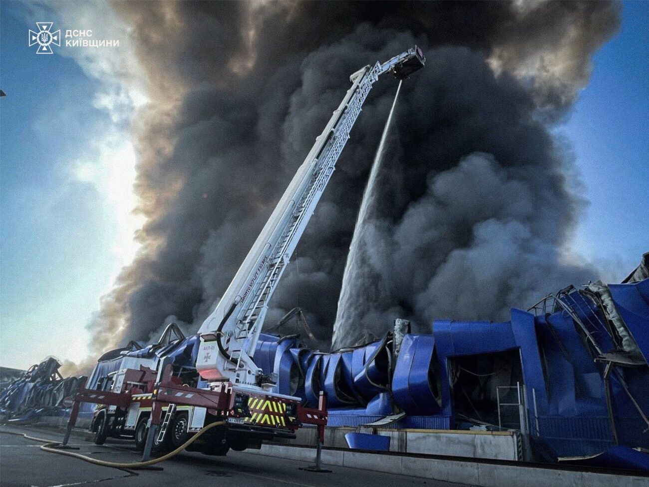 Пожар в логистическом центре "Эпицентра" в Киевской области тушили более 10 часов, рассказали в МВД