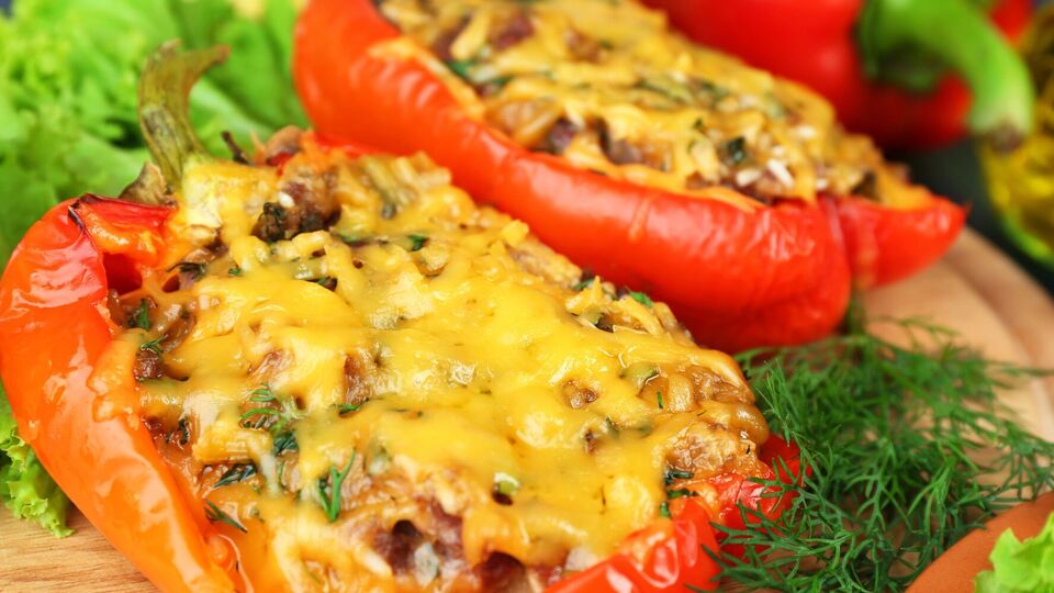 Для начинки понадобится два куриных филе