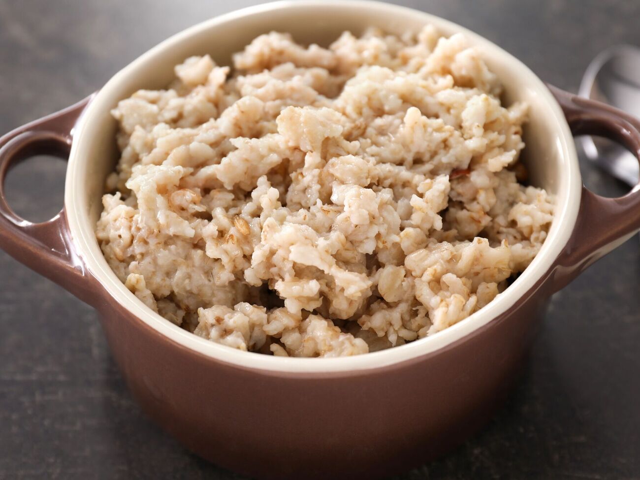 Цільнозернові вівсяні пластівці варто варити 10–12 хвилин