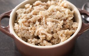 Цільнозернові вівсяні пластівці варто варити 10–12 хвилин