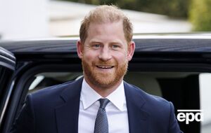 За время визита украинцы подарили принцу Гарри огромное количество подарков, включая кинжал