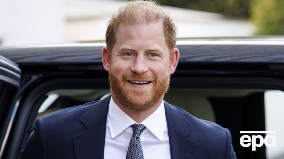 За время визита украинцы подарили принцу Гарри огромное количество подарков, включая кинжал