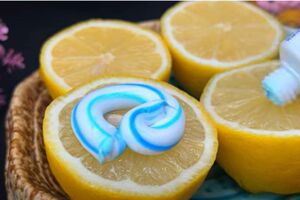 В лимонах содержится кислота, которая прекрасно расправляется с накипью и известковым налетом