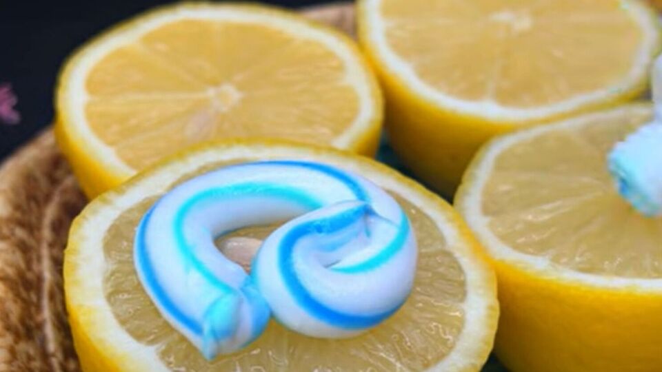 В лимонах содержится кислота, которая прекрасно расправляется с накипью и известковым налетом