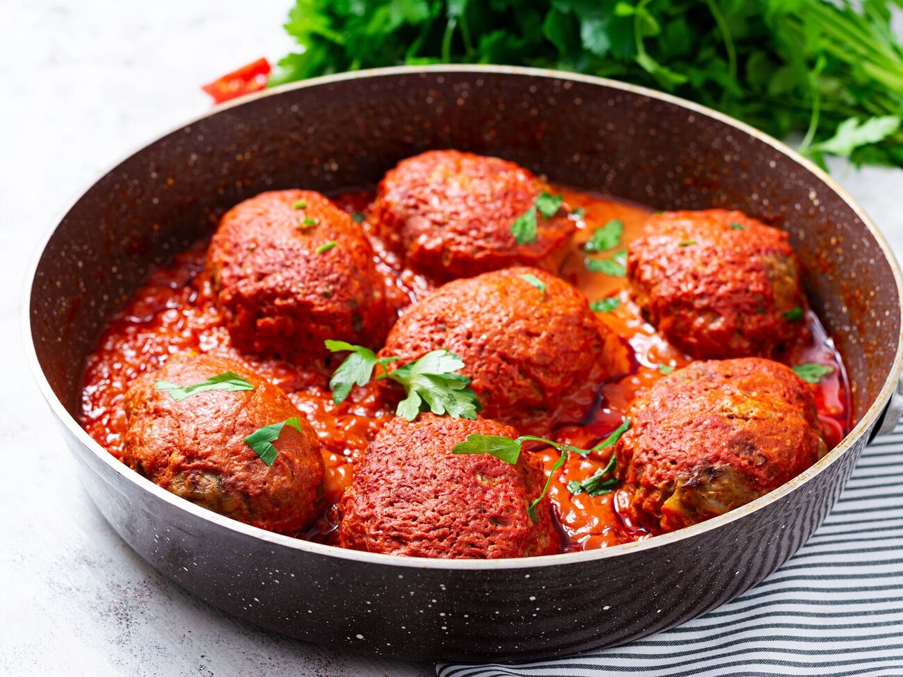 Перед запіканням голубці треба залити спеціальною сумішшю