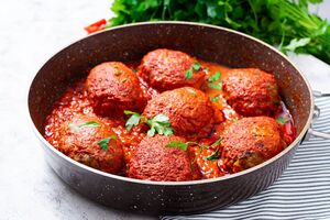 Перед запеканием голубцы нужно залить специальной смесью