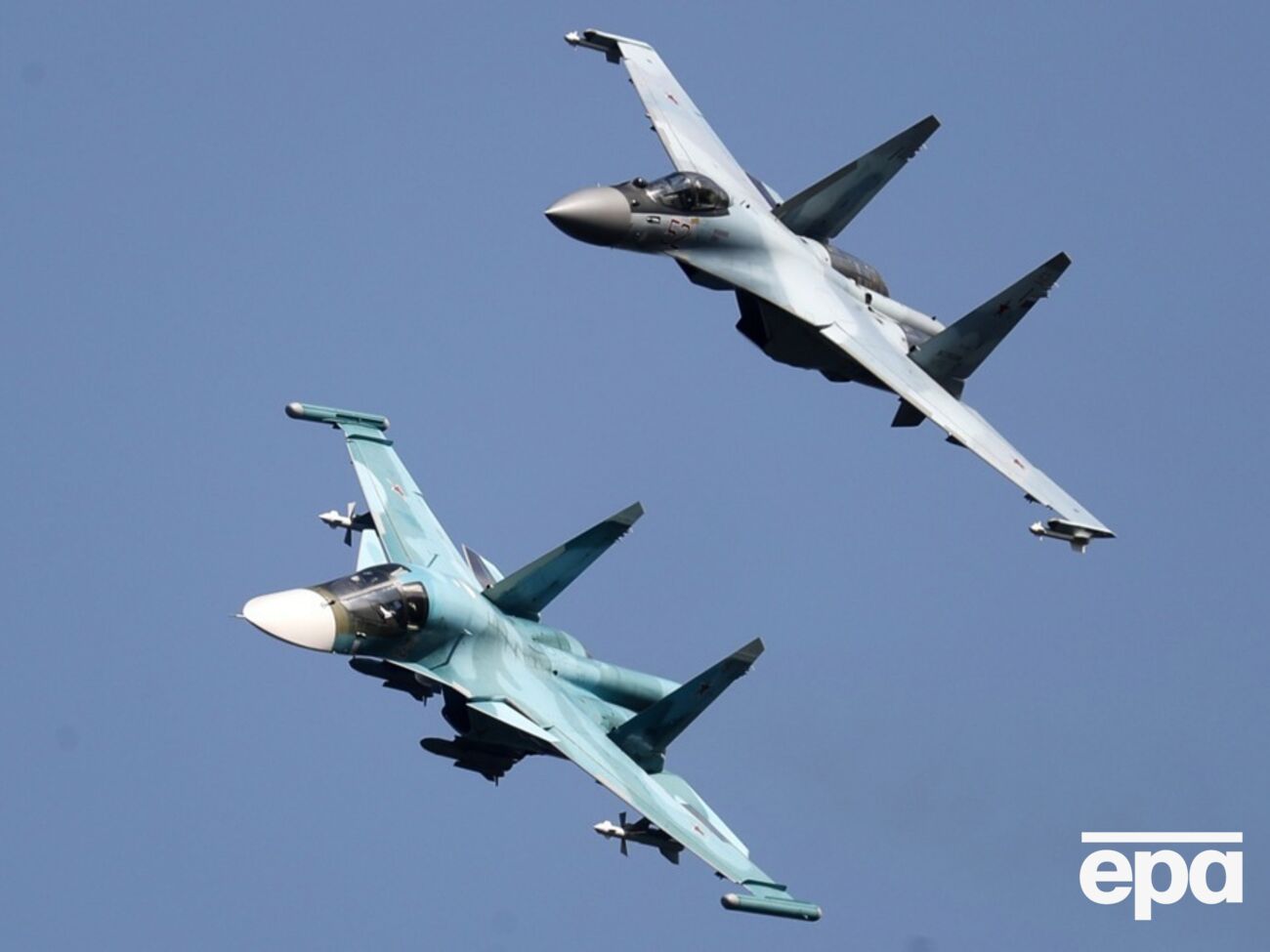 На аэродроме Морозовск дислоцируются бомбардировщики Су-34 и истребители Су-30/35