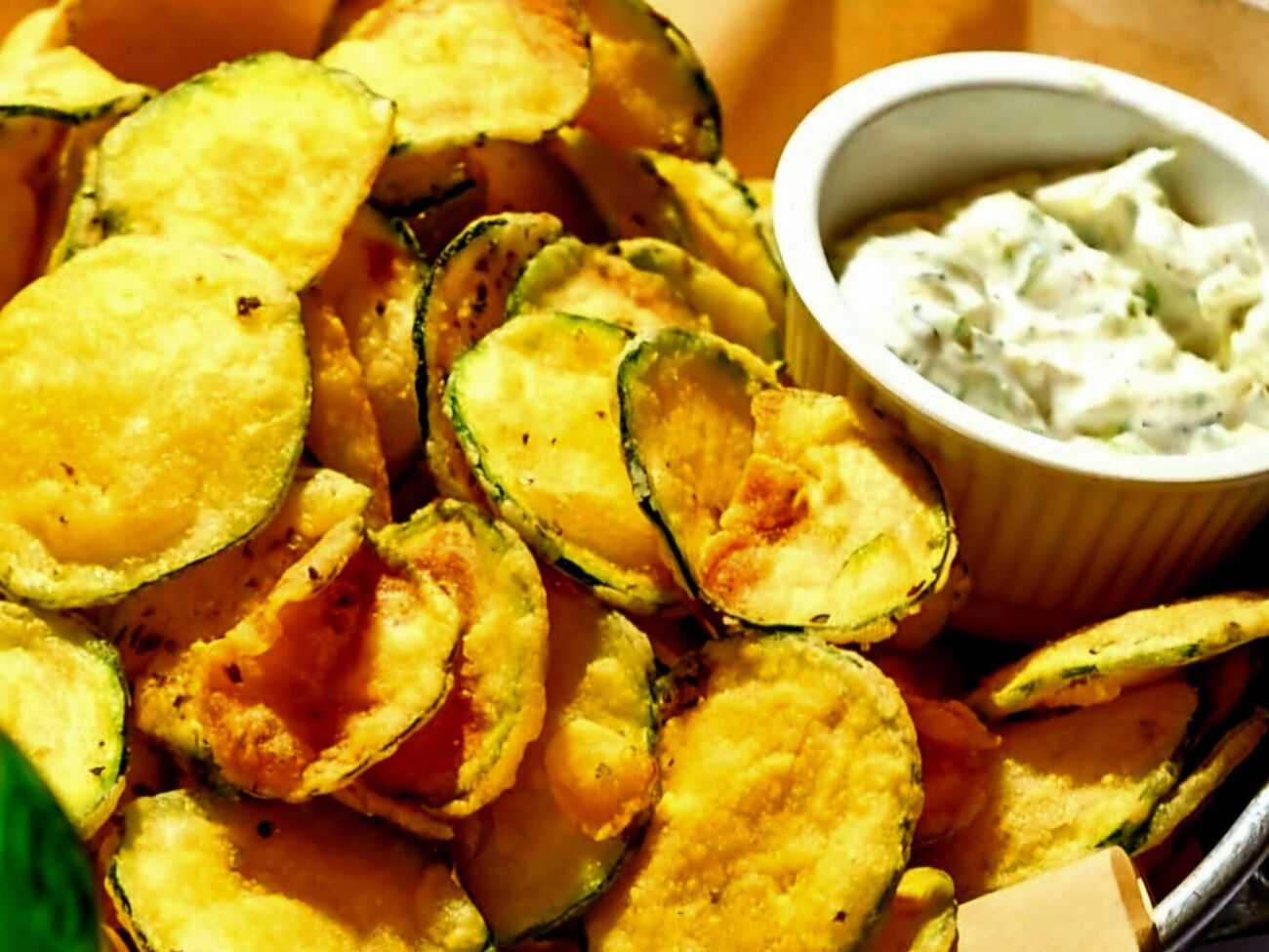 В чипсах по этому рецепту получается хрустящая панировка, главное – их не накрывать