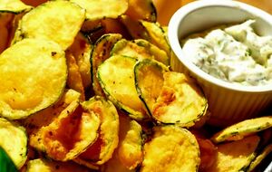 В чипсах по этому рецепту получается хрустящая панировка, главное – их не накрывать