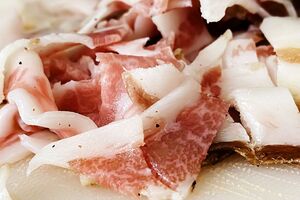 Попробуйте подать сало с этим продуктом. Так в Испании едят хамон