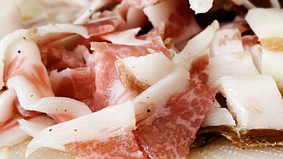 Попробуйте подать сало с этим продуктом. Так в Испании едят хамон