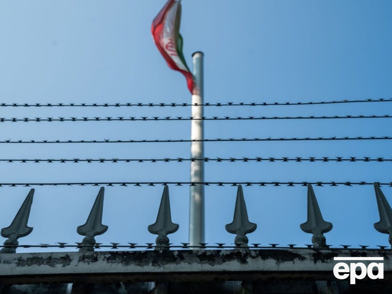 Іранська влада обвинуватила Шахбазі у співпраці з ворожими державами, шпигунстві й "розповсюдженні корупції на землі"